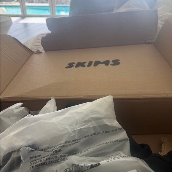 New SKIMS woman set bubble Short and hoodie - Picture 5 of 5